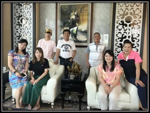 ジンさんご夫妻 サイさんご家族との記念写真